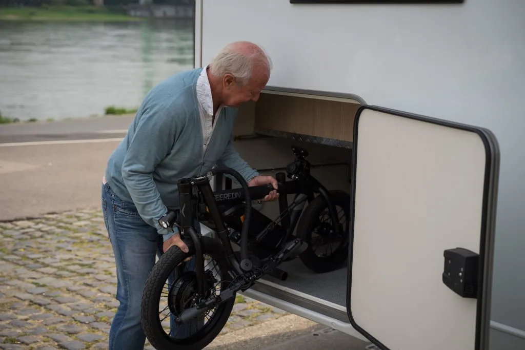 E Scooter in Garage von Wohnmobil