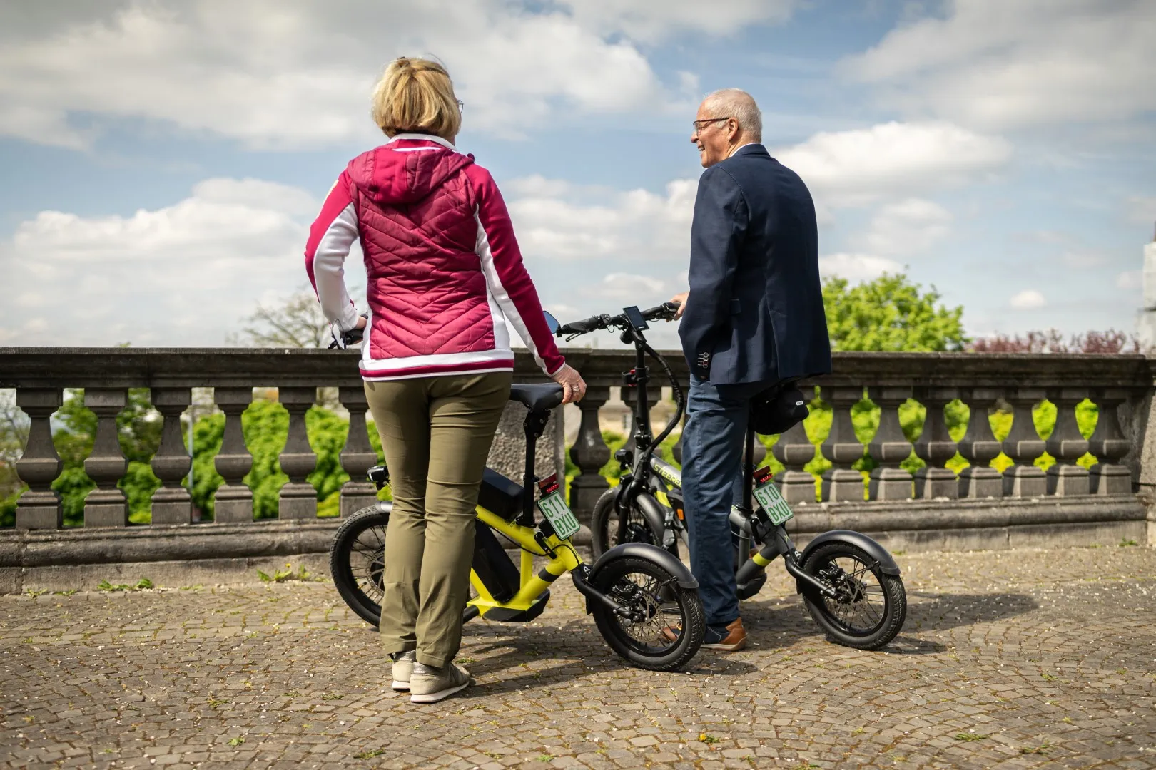 Senioren auf e-scooter mit Sitz