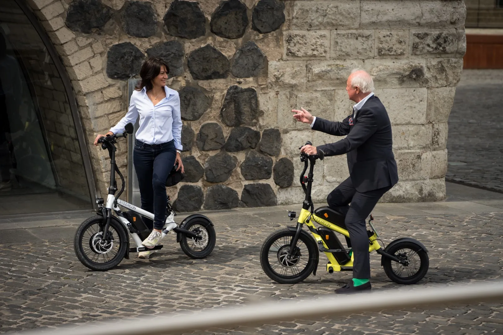 Erwachsene Menschen auf E Roller zum Sitzen