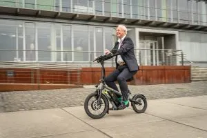 Älterer Mensch auf E Scooter aus Deutschland