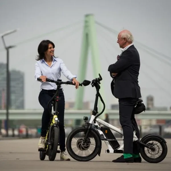 STEEREON C30 im Alltag, Person steht neben dem Scooter