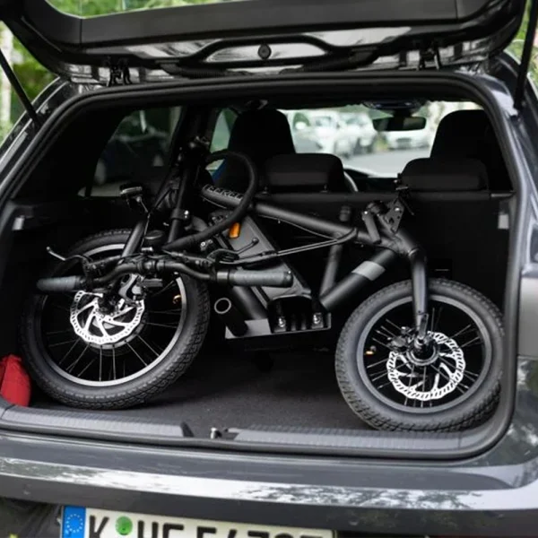 Zusammengeklappter STEEREON C30 im Kofferraum