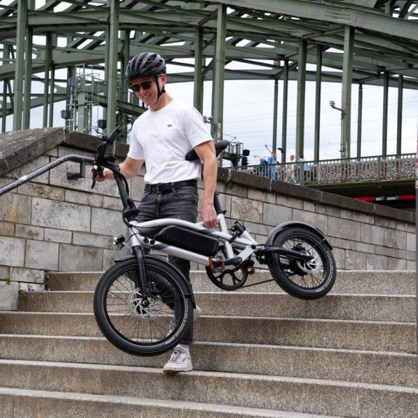 Mann trägt das STEEREON B25 eine Treppe hinauf