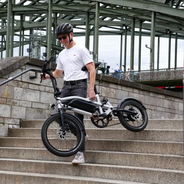 Mann trägt das STEEREON B25 eine Treppe hinauf