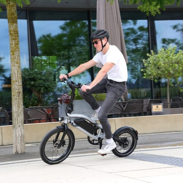 Fahrer mit Helm auf dem STEEREON B25 in der Stadt
