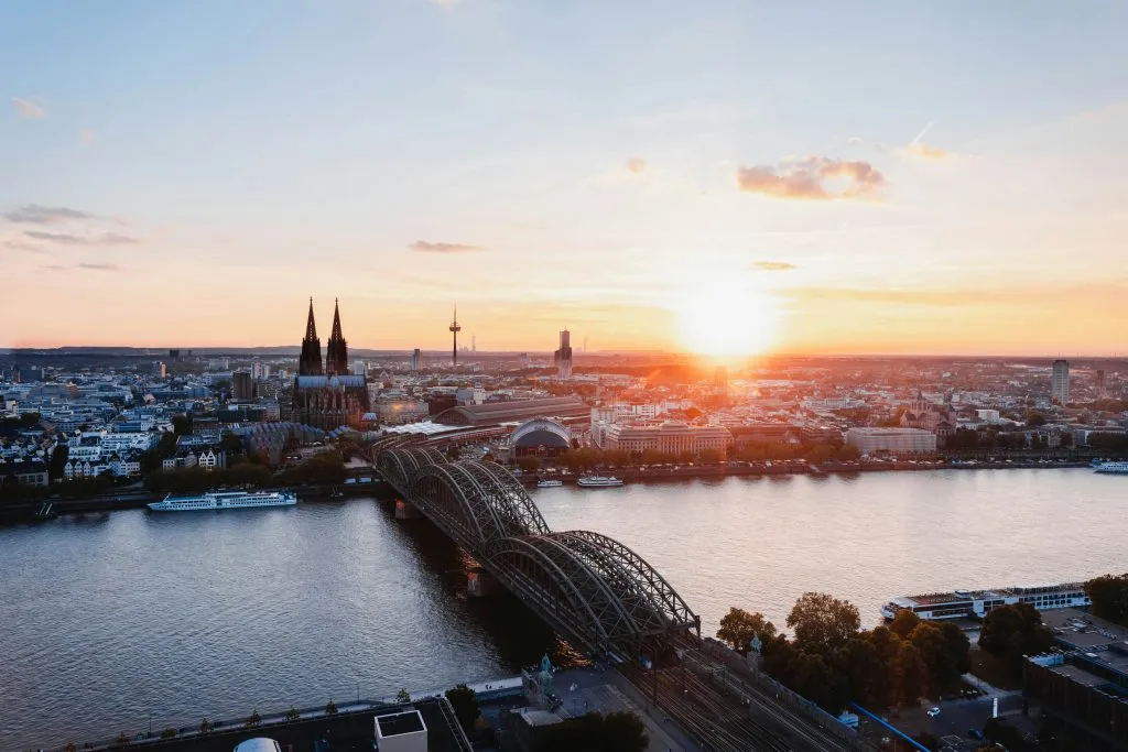 Hohenzollernbrücke und Kölner Dom im Sonnenuntergang