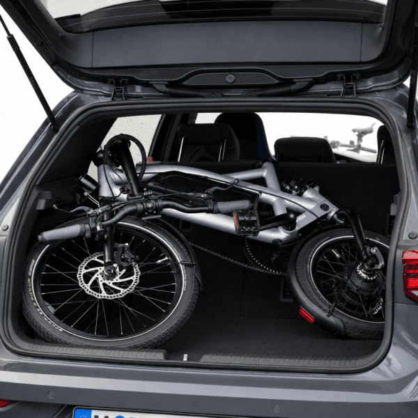Gefaltetes STEEREON B25 E-Faltrad im Kofferraum eines SUV