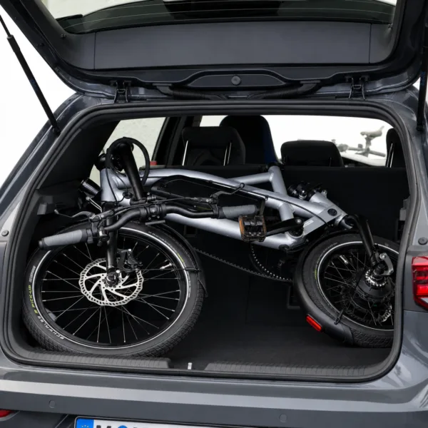 Gefaltetes STEEREON B25 E-Faltrad im Kofferraum eines SUV